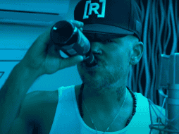 Previo al lanzamiento de la canción, Residente denunció en su cuenta de Instagram que había presiones por parte de la gente de J Balvin para que no saliera la canción.