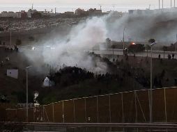 En la toma del paso fronterizo se han reportado enfrentamientos violentos entre los migrantes y guardias españoles. EFE/P. Sánchez