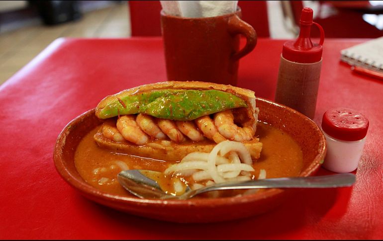 Torta ahogada de camarón. EL INFORMADOR • ARCHIVO.