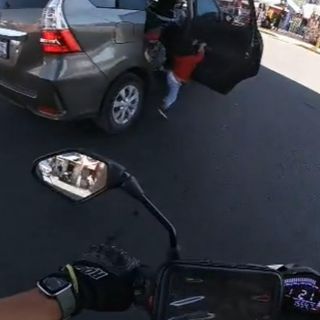 ¡Qué susto! Motociclista capta en video a niño que casi cae de carro en movimiento en Puebla