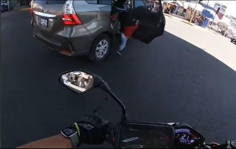 Sin pensarlo, el motociclista, de 20 años, se detuvo junto al auto y ayudó a que el niño regresara al interior. TikTok