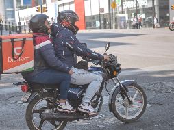 La iniciativa propone que no se permita que dos personas circulen a bordo de una misma motocicleta. EL INFORMADOR