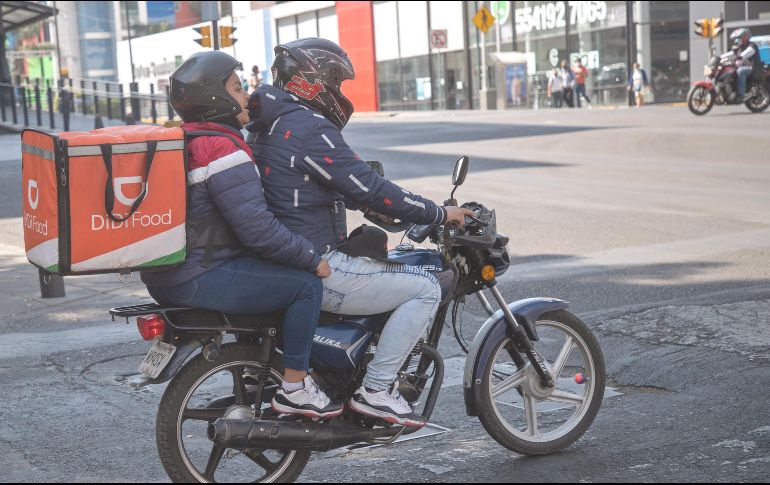 La iniciativa propone que no se permita que dos personas circulen a bordo de una misma motocicleta. EL INFORMADOR