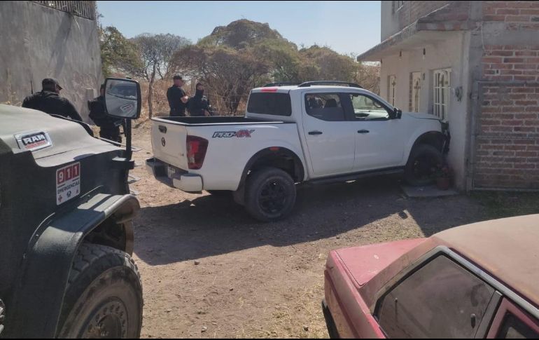 En la huida, los sospechosos chocaron la camioneta contra un domicilio y escaparon corriendo. ESPECIAL