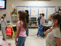 Niños toman juramento a la bandera en EU. AFP/P. Ratje