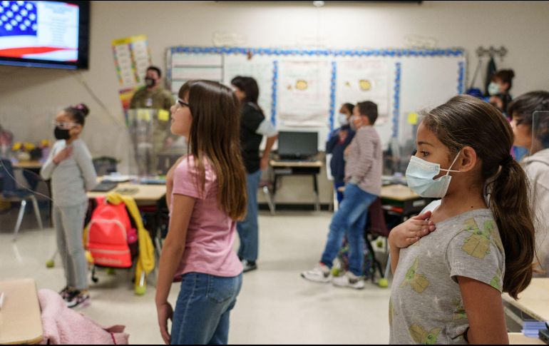 Niños toman juramento a la bandera en EU. AFP/P. Ratje