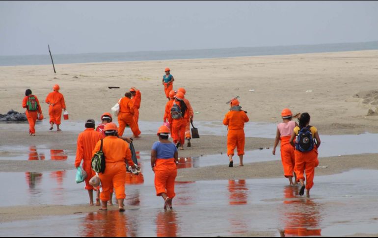 Entre los beneficiarios se encuentran pescadores de las zonas costeras que perdieron su medio de trabajo por la contaminación. NOTIMEX/Archivo