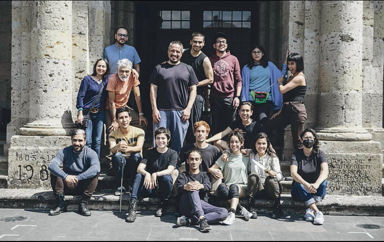 Actores y directores de la compañía tapatía Teatro Nómada posan desde el Museo Cabañas. EL INFORMADOR/G. Gallo