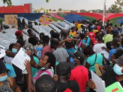 De origen africano y haitiano, los migrantes buscan su permiso de libre tránsito por todo el territorio mexicano. EFE/M. Blanco