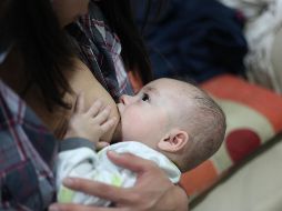 Una forma de protección desde el inicio de la vida es a través de la lactancia materna exclusiva. EFE / ARCHIVO