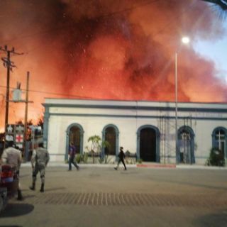 Incendio afecta 40 viviendas en Los Cabos, Baja California
