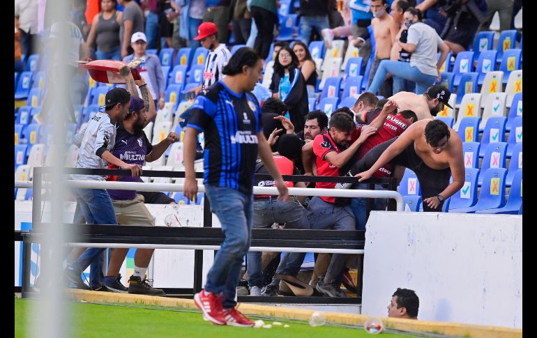 LAMENTABLE. Una vez más se hizo presente la violencia en un estadio del futbol mexicano. IMAGO7