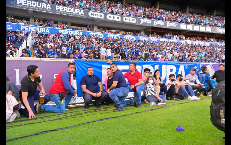 LAMENTABLE. Una vez más se hizo presente la violencia en un estadio del futbol mexicano. IMAGO7