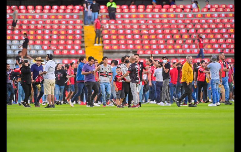 LAMENTABLE. Una vez más se hizo presente la violencia en un estadio del futbol mexicano. IMAGO7