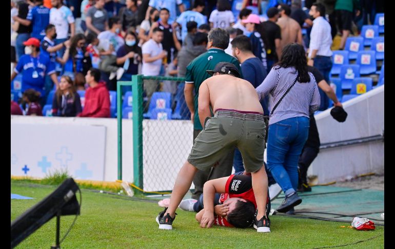 LAMENTABLE. Una vez más se hizo presente la violencia en un estadio del futbol mexicano. IMAGO7