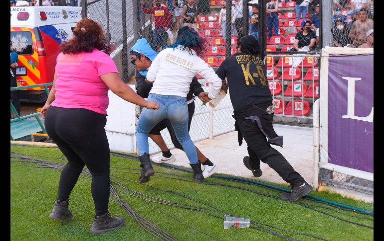LAMENTABLE. Una vez más se hizo presente la violencia en un estadio del futbol mexicano. IMAGO7