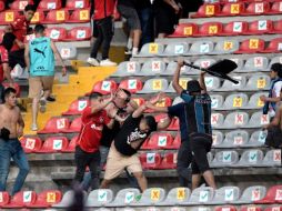 El partido entre Querétaro y Atlas fue suspendido debido a la violencia que se desencadenó por parte de porristas. AFP
