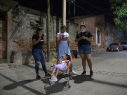 Familias salieron a las calles para prevenir heridas por derrumbes. EFE/L. Villalobos