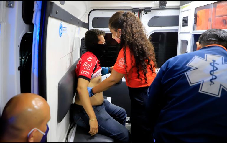 Aficionados del Atlas son atendidos por paramédicos a su llegada a Guadalajara. EFE/F. Atilano