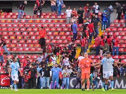 Aficionados de Gallos atacaron con objetos punzocortantes a seguidores rojinegros. IMAGO7