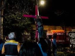 Al terminar de pintarla, las y los asistentes colocaron en la cruz los nombres de sus mujeres asesinadas. EL INFORMADOR/G. Gallo