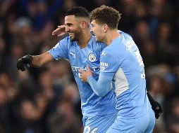 Arrasan. Riyad Mahrez (izq.) fue el autor de dos goles de los Citizens. AFP/ O. Scarff