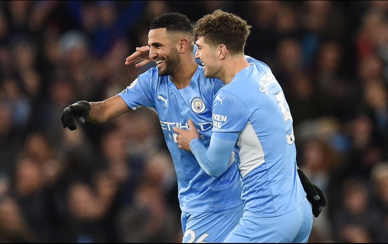 Arrasan. Riyad Mahrez (izq.) fue el autor de dos goles de los Citizens. AFP/ O. Scarff