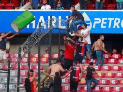 En el partido de Querétaro vs Atlas se enfrentaron porristas de ambos equipos y hubo un saldo de 26 lesionados. ESPECIAL