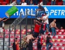 En el partido de Querétaro vs Atlas se enfrentaron porristas de ambos equipos y hubo un saldo de 26 lesionados. ESPECIAL