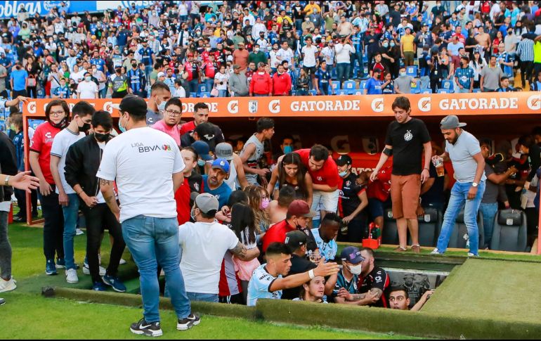 Aficionados del Atlas que no se vieron involucrados en los actos violentos no encontraban dónde resguardarse. IMAGO7