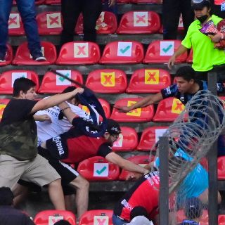 Querétaro vs Atlas: Mamá entrega a su hijo; suman 11 detenidos