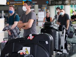 Contar con un esquema completo de vacunación anticovid y el uso correcto del cubrebocas se mantienen como las medidas de prevención más importantes. EFE/M. Nagi