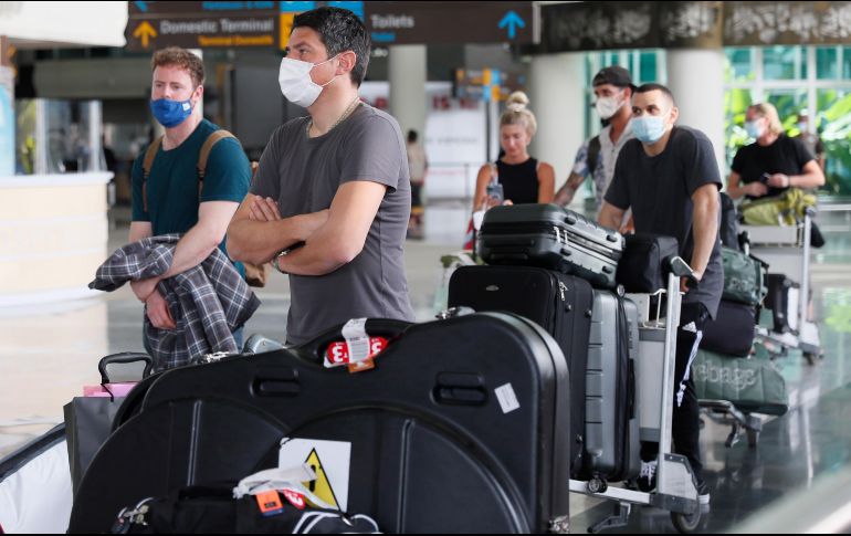 Contar con un esquema completo de vacunación anticovid y el uso correcto del cubrebocas se mantienen como las medidas de prevención más importantes. EFE/M. Nagi