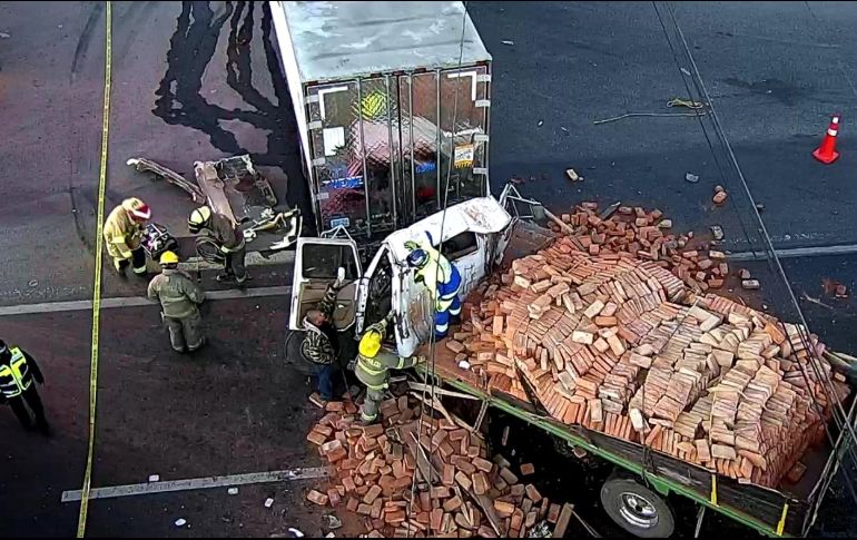 Bomberos realizaron el saneamiento de la vialidad debido a derrame de diesel y aceite. ESPECIAL /