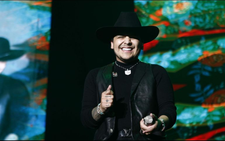 Nodal fue captado con una joven a su llegada al aeropuerto de Tabasco para dar un concierto de su gira 