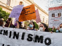 Algunas mujeres comienzan a darse cita portando su pañuelo morado y verde. EFE/R. Caro