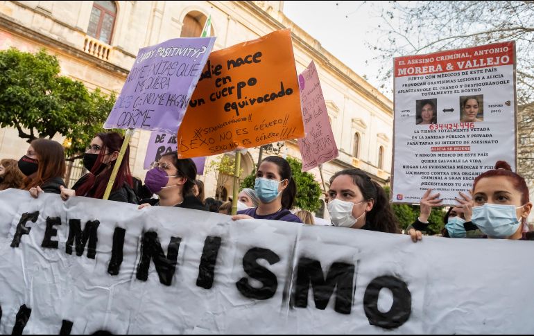 Algunas mujeres comienzan a darse cita portando su pañuelo morado y verde. EFE/R. Caro