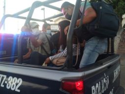 Policías municipales realizaron el traslado de personas para acercarlas a algún lugar donde pudieran tomar el transporte público. ESPECIAL