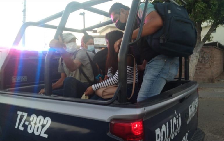 Policías municipales realizaron el traslado de personas para acercarlas a algún lugar donde pudieran tomar el transporte público. ESPECIAL