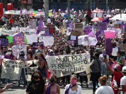 Son miles de mujeres las que salieron portando pañoletas verdes y moradas, vestidas de negro. SUN/F. Rojas