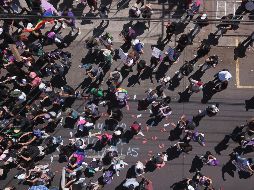 Un grupo de mujeres manifestantes rompieron con mazos la entrada de cristal del Metro Hidalgo en CDMX. EFE/R. Sura