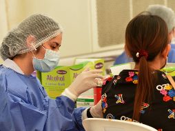 Expertos señalan que las dosis de refuerzo son especialmente importantes para las personas en riesgo de sufrir una enfermedad severa. XINHUA/R. SAGEAMSAK