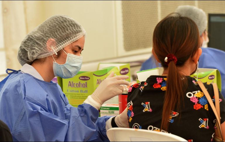 Expertos señalan que las dosis de refuerzo son especialmente importantes para las personas en riesgo de sufrir una enfermedad severa. XINHUA/R. SAGEAMSAK