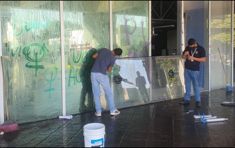 Los cristales del edificio de la UdeG fueron vandalizados. EL INFORMADOR/ G. GALLO