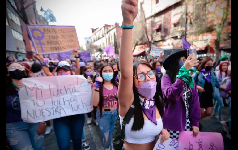 En una marea imparable, por horas y horas caminaron gritando, incansables, contra el patriarcado, contra los violadores, con imágenes de mujeres asesinadas, desaparecidas. SUN / V. Rosas