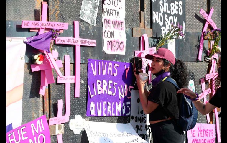 En una marea imparable, por horas y horas caminaron gritando, incansables, contra el patriarcado, contra los violadores, con imágenes de mujeres asesinadas, desaparecidas. SUN / V. Rosas
