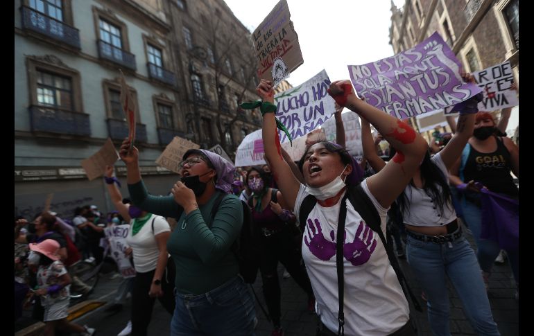 En una marea imparable, por horas y horas caminaron gritando, incansables, contra el patriarcado, contra los violadores, con imágenes de mujeres asesinadas, desaparecidas. EFE / S. Gutiérrez