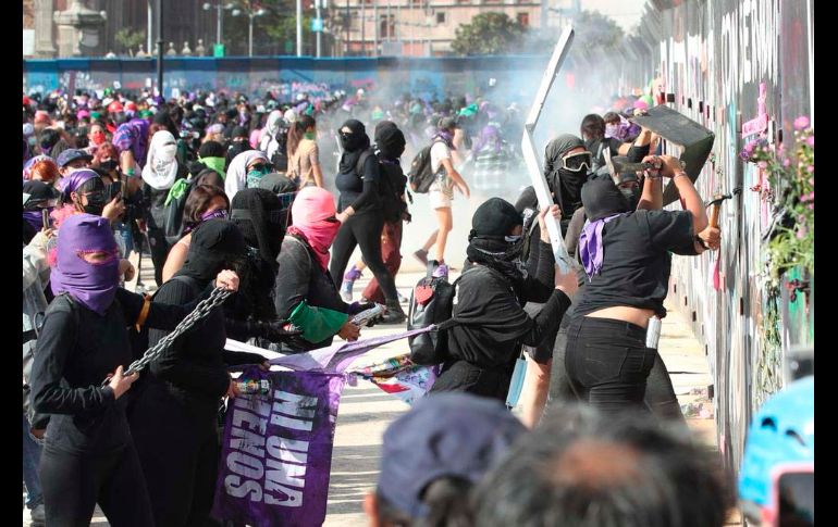 En una marea imparable, por horas y horas caminaron gritando, incansables, contra el patriarcado, contra los violadores, con imágenes de mujeres asesinadas, desaparecidas. SUN / B. Fregoso