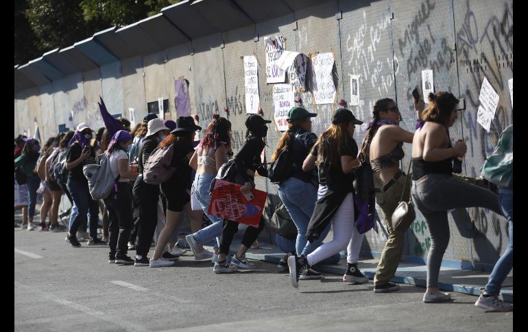 En una marea imparable, por horas y horas caminaron gritando, incansables, contra el patriarcado, contra los violadores, con imágenes de mujeres asesinadas, desaparecidas. EFE / S. Gutiérrez