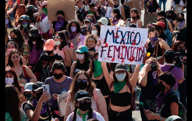 En una marea imparable, por horas y horas caminaron gritando, incansables, contra el patriarcado, contra los violadores, con imágenes de mujeres asesinadas, desaparecidas. SUN / B. Fregoso